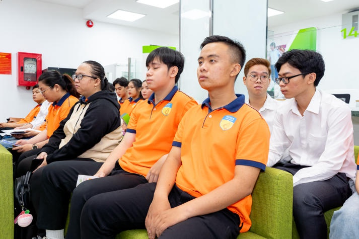 Sinh viên Khoa Tài chính - Thương mại HUTECH tham quan Vietcombank 75