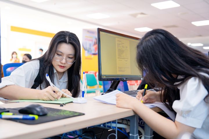 Sinh viên nộp hồ sơ xét Học bổng Vượt khó năm học 2022 - 2023 đến ngày 29/9 18