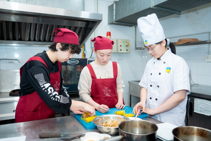 Connecting through flavor: HUTECH and Kagawa Nutrition University students explore Vietnamese-Japanese cuisine 73