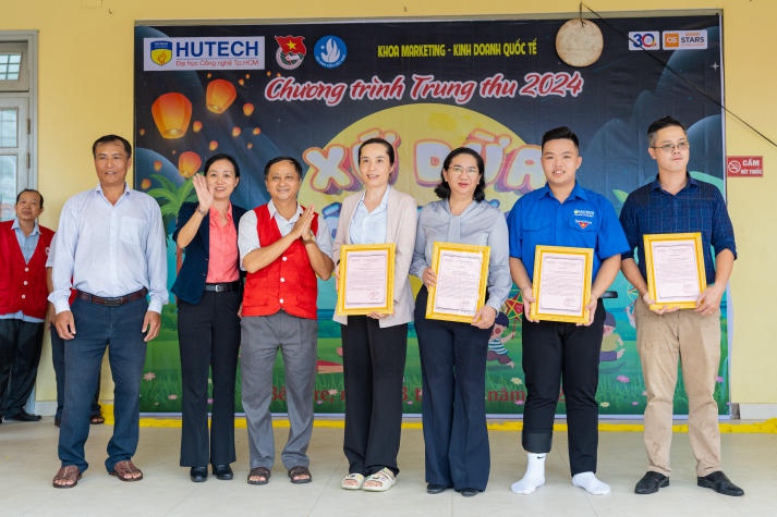 Sinh viên Khoa Marketing - Kinh doanh quốc tế mang Trung thu yêu thương đến các em nhỏ tại xứ dừa (Bến Tre) 88