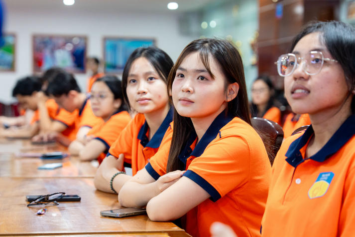 HUTECH trao học bổng “Dám ước mơ - Chạm thành công”, tiếp sức sinh viên vươn lên năm học 2025-2026 222