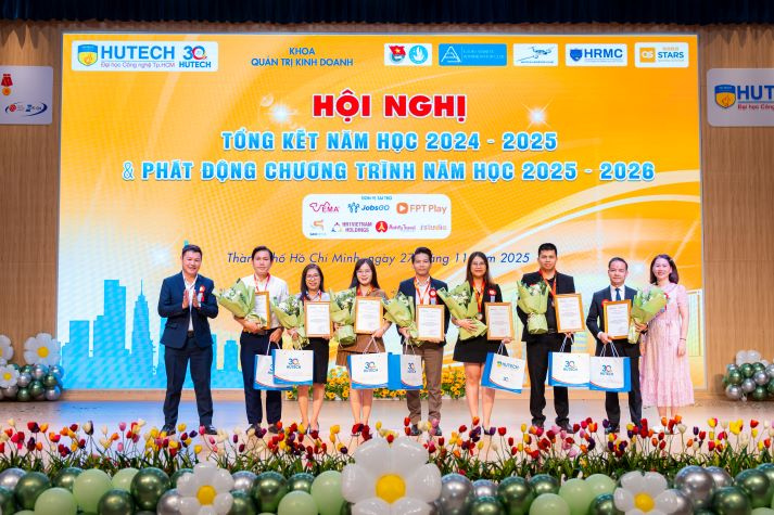 Khoa Quản trị kinh doanh HUTECH: Bứt phá đào tạo và phong trào sinh viên năm học mới 22