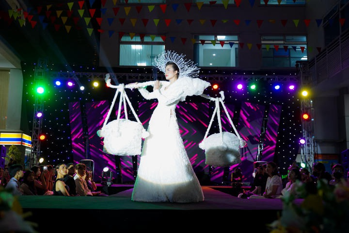 Sinh viên Quản trị sự kiện HUTECH mang sắc phục Việt lên sân khấu Fashion Show đầu tay 36