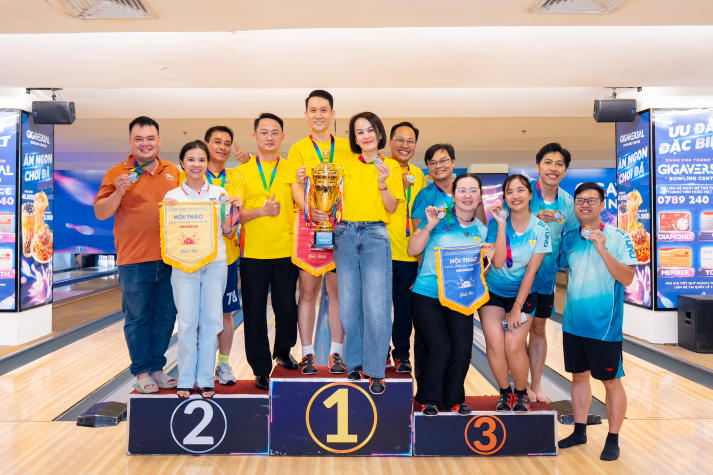 Liên quân VPT - VP.HĐT - P.NS – B.TT - TT.KĐ-ĐBCL - TT.IT lập “hat-trick” vô địch Bowling 8