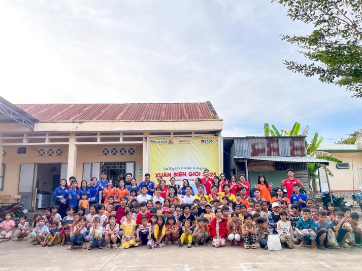 “Xuân biên giới 2025”: Mang mùa xuân yêu thương đến với người dân tại tỉnh Bình Phước 19