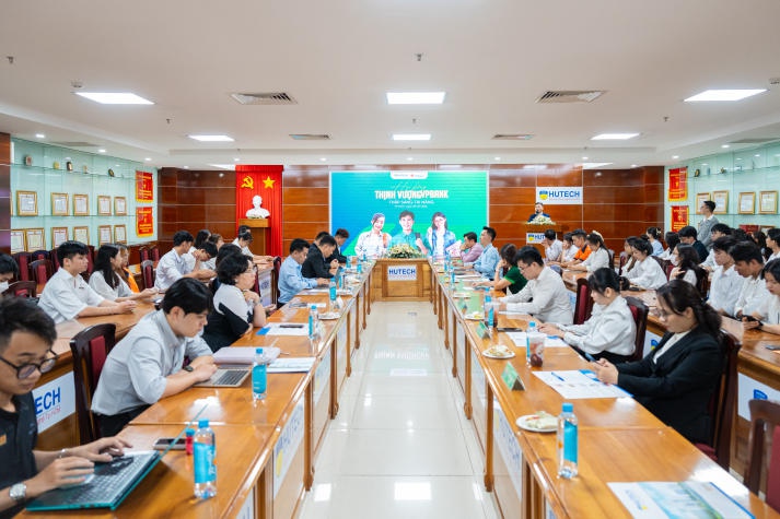 Sinh viên Khoa Tài chính - Thương mại nhận học bổng giá trị và săn cơ hội thực tập hấp dẫn từ VPBank 9