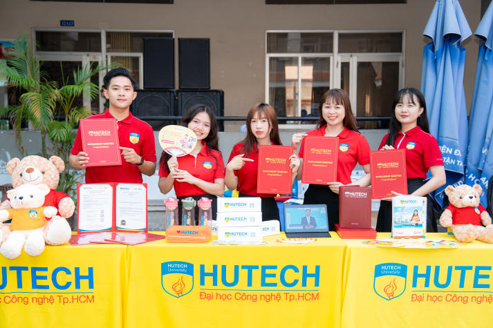 [Ảnh] HUTECH Scholarship Tour 2026 “phủ sóng” học bổng xuyên Việt,  tiếp sức sĩ tử chạm tương lai 20
