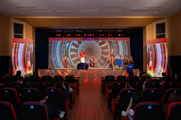 Sinh viên HUTECH thắp sáng niềm tự hào Việt qua chuỗi đồ án nghệ thuật hoành tráng 295