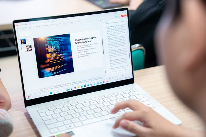 Sinh viên Khoa Công nghệ thông tin khám phá ứng dụng AI trên laptop ASUS thế hệ mới 70