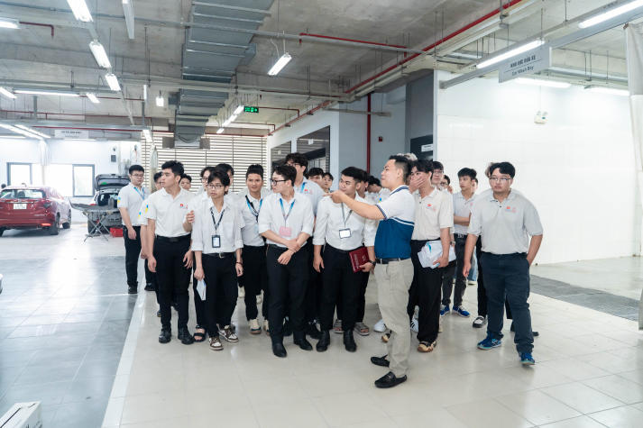 [Video] Khám phá môi trường làm việc chuyên nghiệp tại Head Honda Ô tô Phát Tiến cùng sinh viên VJIT 49