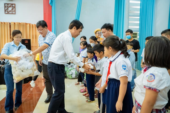 HUTECH viết tiếp hành trình thiện nguyện “Cho đi là còn mãi” tại tỉnh Tiền Giang 128