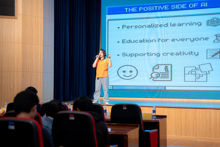 [Video] HUTECH - English Public Speaking Contest 2026: Khơi nguồn bản lĩnh công dân toàn cầu 25