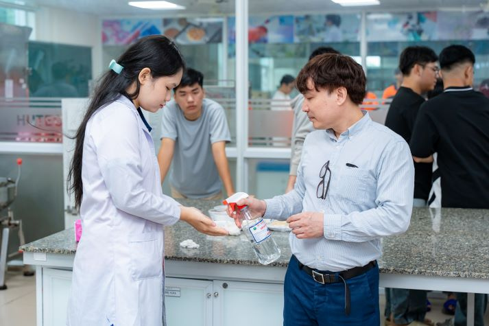 [Video] “Xắn tay áo” vào bếp cùng sinh viên Viện Khoa học Ứng dụng trổ tài làm bánh Trung thu 50
