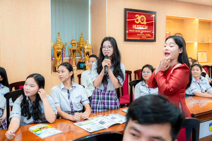 Học sinh THPT “đắm mình” trong không gian nghiên cứu tại Open Lab Day HUTECH 87