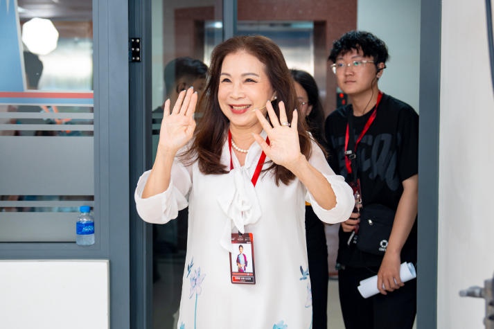 NSND Kim Xuân truyền năng lượng tích cực và bí kíp diễn xuất cho sinh viên HUTECH 9