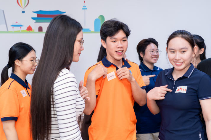 Tự tin cất tiếng nói, sinh viên HUTECH chinh phục kỹ năng thuyết trình trước đám đông 33