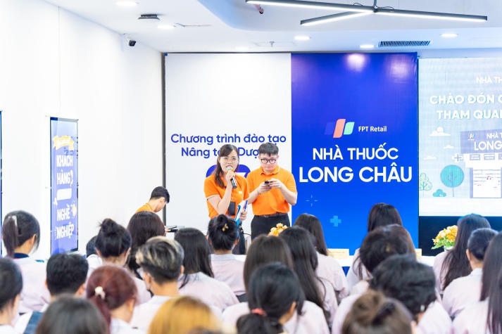 Sinh viên Khoa Dược HUTECH tìm hiểu nghề tại FPT Long Châu 55