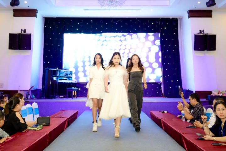 Sinh viên Viện Âm nhạc và Nghệ thuật HUTECH tham gia biểu diễn văn nghệ gây quỹ học bổng cho học sinh, sinh viên vượt khó tại Phan Thiết 44