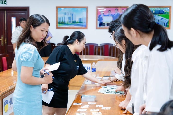 Gay cấn với từng trận tranh tài trong cuộc thi học thuật “Tìm hiểu văn hóa Trung Hoa” của Khoa Trung Quốc học HUTECH 178