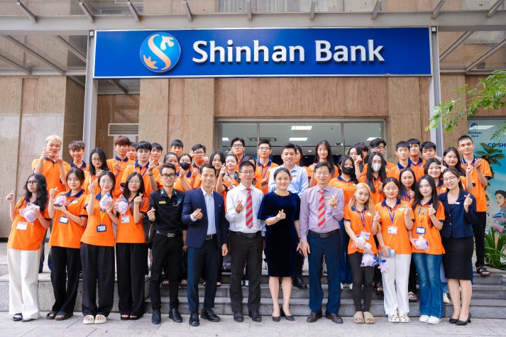 Chuyến khám phá nghề nghiệp thú vị của sinh viên Khoa Tài chính - Thương mại tại Shinhan Bank 13