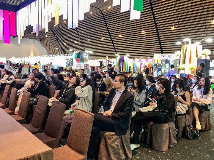 Sinh viên ngành Thiết kế thời trang và Công nghệ dệt, may tham dự triển lãm quốc tế vải cao cấp 70