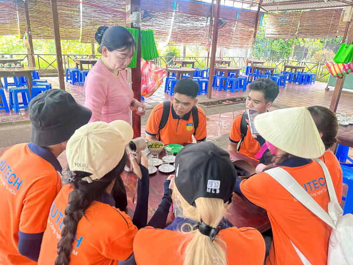 Sinh viên Quản trị dịch vụ du lịch và lữ hành “chạm nghề” từ chuyến thực tế miền Tây 33