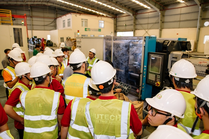 Sinh viên Viện Kỹ thuật khám phá môi trường sản xuất hiện đại tại Nhựa Tiền Phong 91