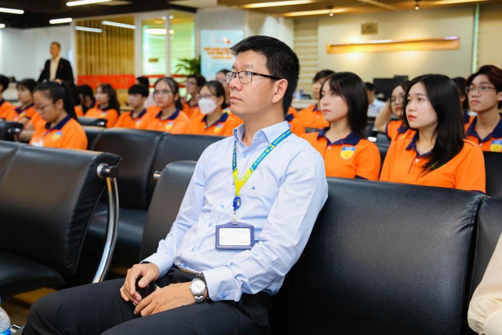 Tham quan Công ty Rồng Việt, sinh viên Khoa Tài chính - Thương mại tích lũy nhiều kiến thức về chứng khoán 24