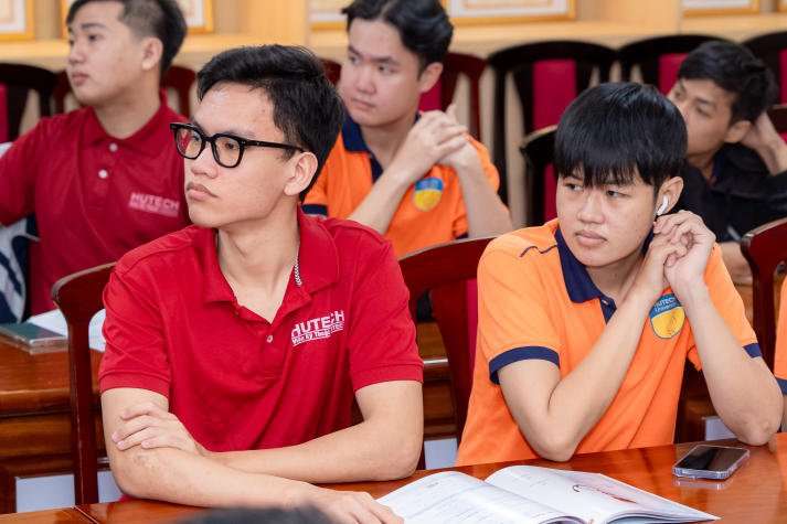 [Video] Sinh viên Viện Kỹ thuật đón đầu công nghệ trạm sạc xe điện và lưu trữ năng lượng BESS 73