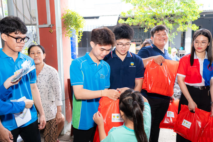 “Trao yêu thương - Nhận nụ cười”: Tuổi trẻ HUTECH rộn ràng mang Tết Thiếu nhi về Khu phố Đông An (Bình Dương) 51