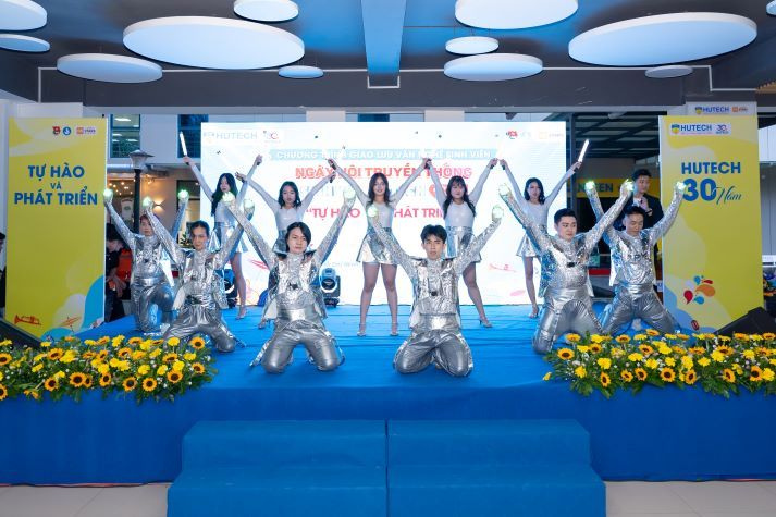 Ngày hội Truyền thống sinh viên HUTECH “Newbies Say Hi!” sẽ khai mạc vào ngày 29/9 tới 35