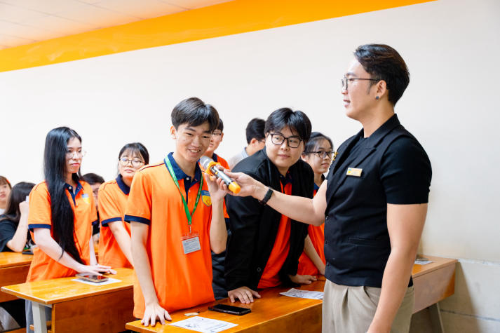 [Ảnh] Ai phát âm chuẩn hơn? Sinh viên Khoa Tiếng Anh sôi nổi chinh phục thử thách ngôn ngữ 46