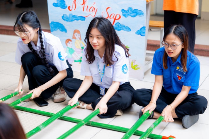 Sinh viên Khoa Quản trị kinh doanh HUTECH lan tỏa văn hóa Tết truyền thống, tình xuân ấm áp qua hoạt động “Xuân Đất Việt” 36