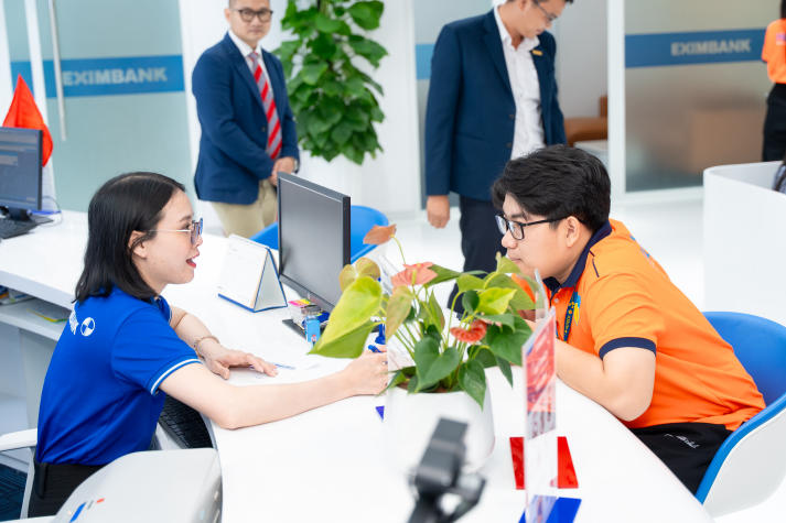 [Video] Sinh viên Công nghệ tài chính HUTECH trải nghiệm thực tế chuyển đổi số tại Eximbank 91