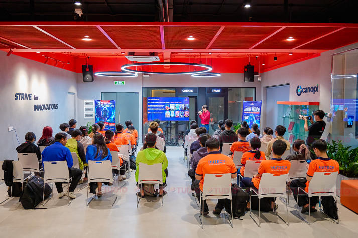 Sinh viên ngành Nghệ thuật số được đánh giá bài tập trực tiếp bởi chuyên gia của Lumina 7