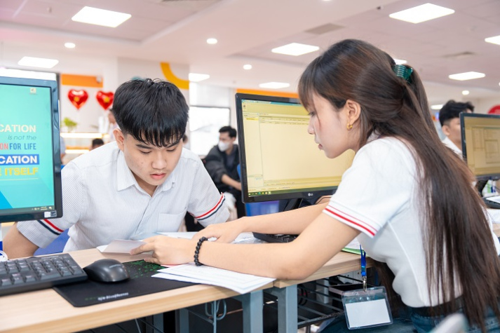 [Video] Không khí đông đúc, rộn ràng trong mùa nhập học tại HUTECH 22