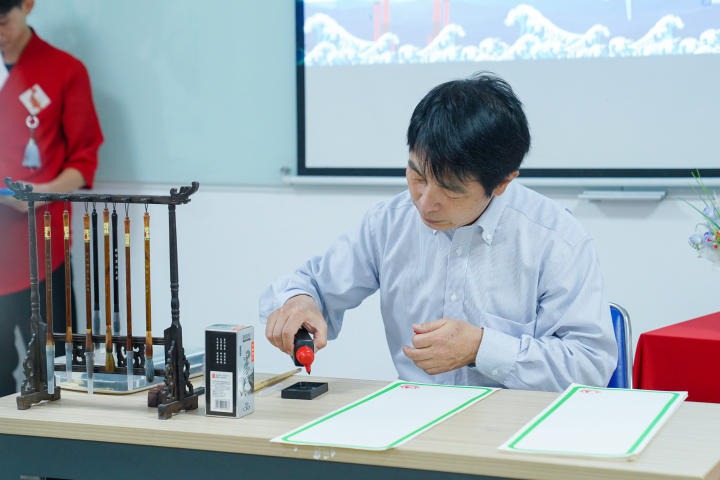 Sinh viên Khoa Nhật Bản học khám phá nghệ thuật viết thư pháp truyền thống của xứ sở hoa anh đào 27