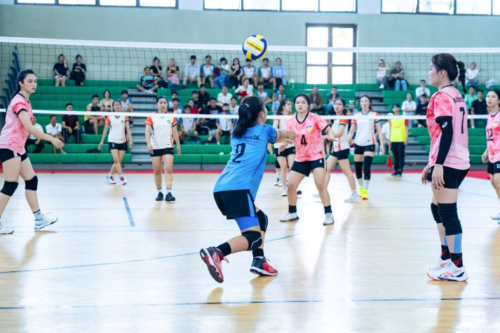 Đội tuyển nữ HUTECH giành Huy chương Bạc giải Bóng chuyền TDTU mở rộng 2025 100