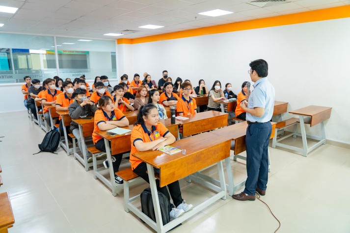 HUTECH-ers cùng hành động và lan toả tinh thần Văn minh học đường tại Thu Duc Campus 32