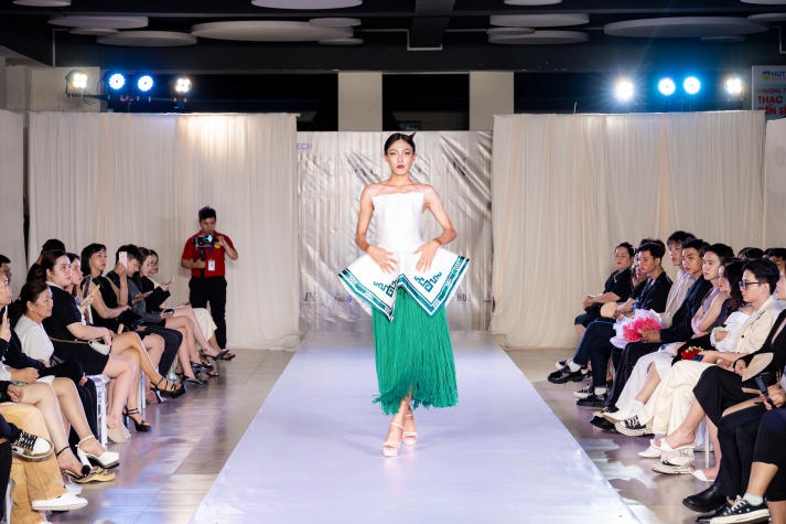 [Video] Sinh viên Thiết kế thời trang HUTECH “trình làng” loạt đồ án tốt nghiệp với nhiều ý tưởng độc đáo 394