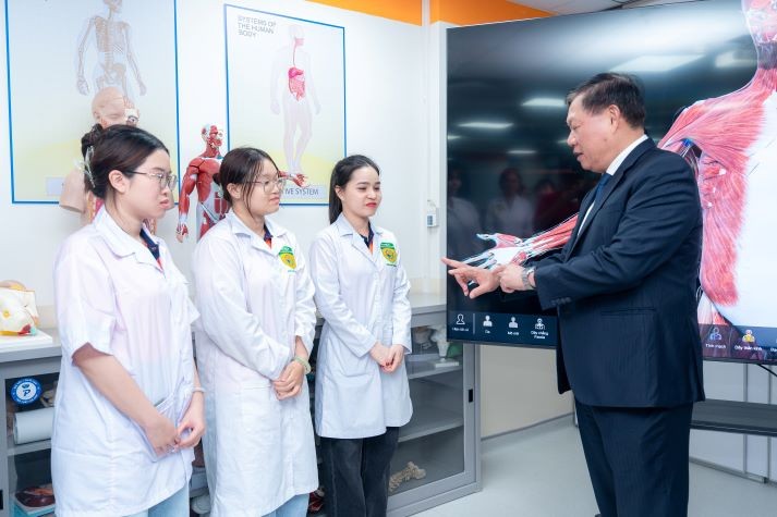 Thứ trưởng Bộ Y tế Đỗ Xuân Tuyên cắt băng khánh thành Trường Y và Khoa học Sức khỏe HUTECH 67