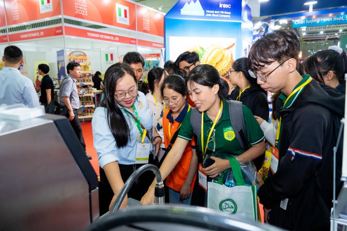 Sinh viên ngành Công nghệ thực phẩm HUTECH khám phá ngành Công nghiệp thực phẩm tại triển lãm “Vietnam Foodexpo 2023” 51