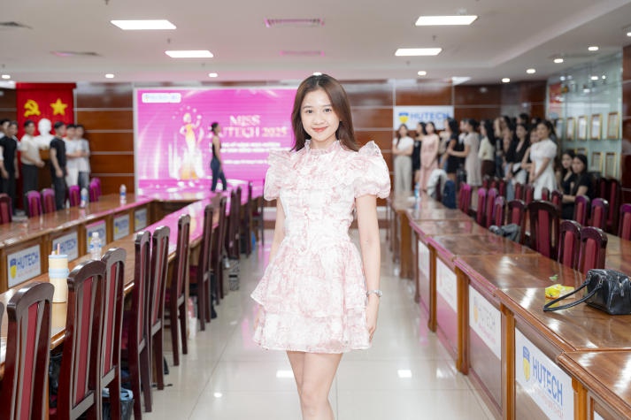 Thí sinh Miss HUTECH 2025 học tập kỹ năng trình diễn sân khấu và kiểm soát cảm xúc trước thềm Chung khảo 68