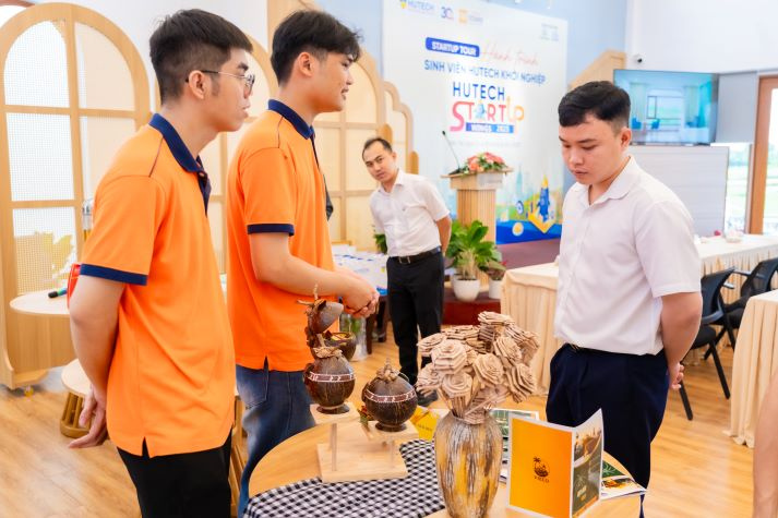 HUTECH Startup Tour 2025: Sinh viên HUTECH trải nghiệm thực tế khởi nghiệp tại Bến Tre 27