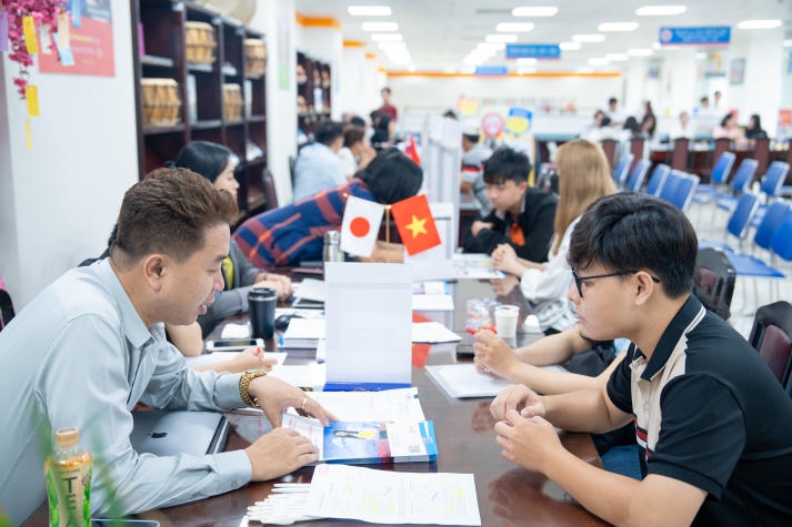 Tân sinh viên vượt ngàn cây số đến HUTECH nhập học 18