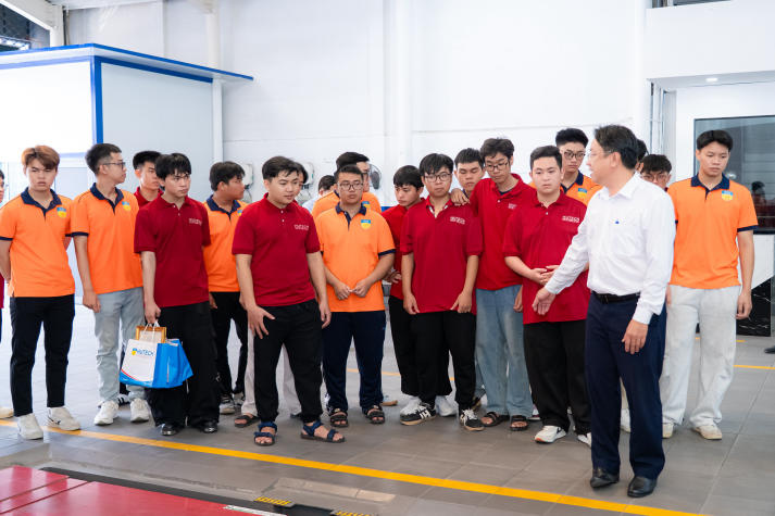 Sinh viên Viện Kỹ thuật trải nghiệm thực tế tại Xưởng VinFast Văn Hiền, tiếp cận công nghệ ô tô hiện đại 7
