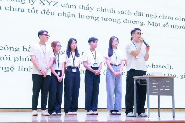 Tốt nghiệp sớm, thành tích nổi bật: 3 sinh viên ngành Quản trị nhân lực ghi dấu ấn mạnh mẽ 73