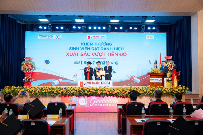 [Video] Khoác lễ phục tốt nghiệp, tân khoa Chương trình Việt - Hàn cất cánh vươn xa 72