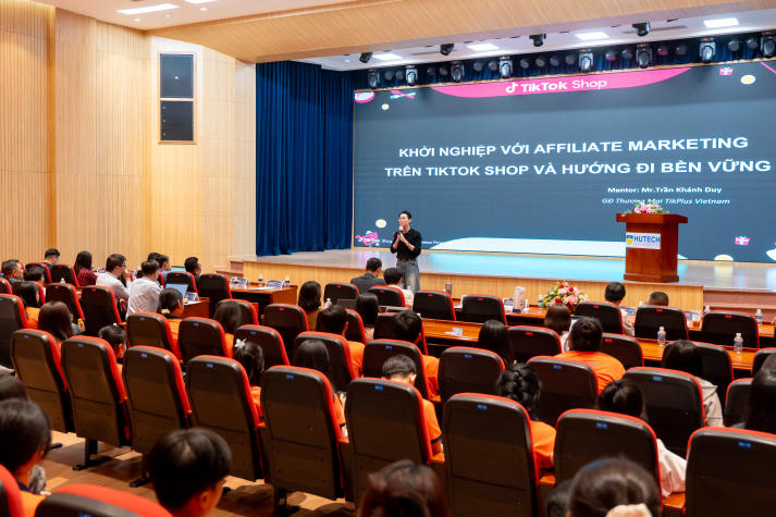 [Video] Gen Z HUTECH “bắt trend” kinh doanh số cùng loạt chuyên gia 87