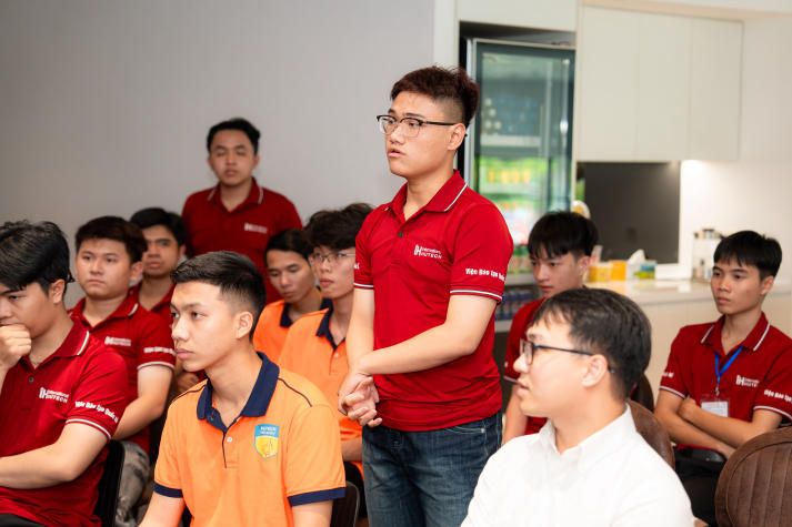 [Video] Sinh viên Công nghệ kỹ thuật ô tô khám phá công nghệ hiện đại tại Showroom Audi Tân Bình 68